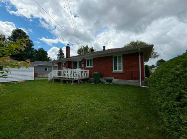 MAISON À LOUER DANS UN SECTEUR DE CHOIX À VICTORIAVILLE - SOIGNEUSEMENT ENTRETENUE - PRÈS DE TOUS LES SERVICES thumbnail 10