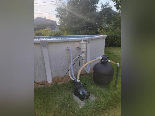 Piscine 24 pieds, 48 po hauteur, à vendre thumbnail 3