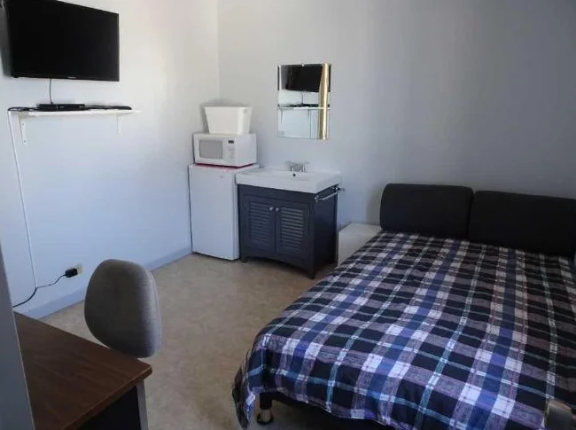 Chambre à l'étage avec évier