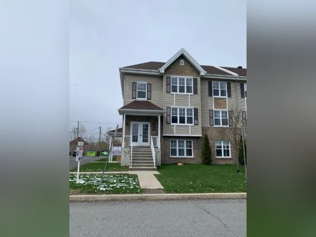 CONTRECOEUR - 4 1/2 récent et lumineux au troisième étage d'un triplex tranquille