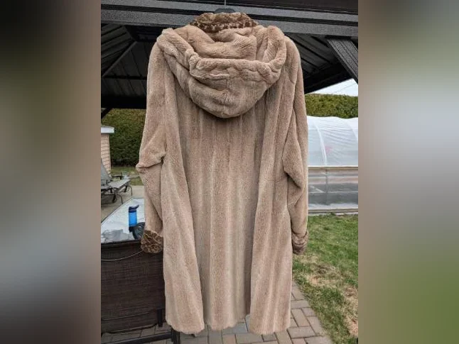 MANTEAU VISON FEMELLE PASTEL, rare qualité de confection. thumbnail 2