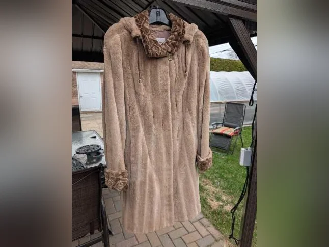 MANTEAU VISON FEMELLE PASTEL, rare qualité de confection.