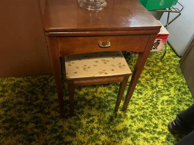 Meuble + machine à coudre