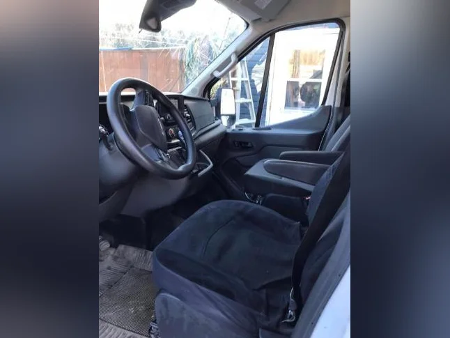 Camion cube 14 pieds FORD transit 2021 .au prix de 24999,$ plus taxes. thumbnail 7