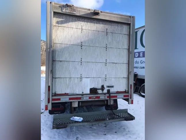 Camion cube 14 pieds FORD transit 2021 .au prix de 24999,$ plus taxes. thumbnail 5