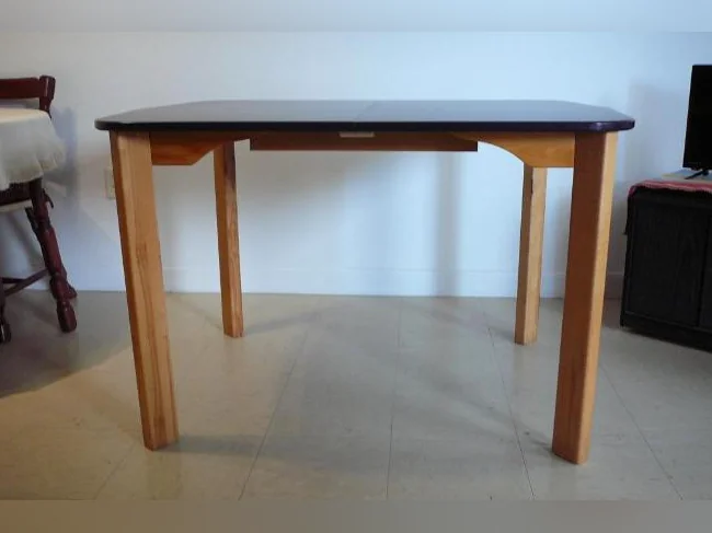 Table en bois avec rallonge et 4 chaises en bois . thumbnail 2