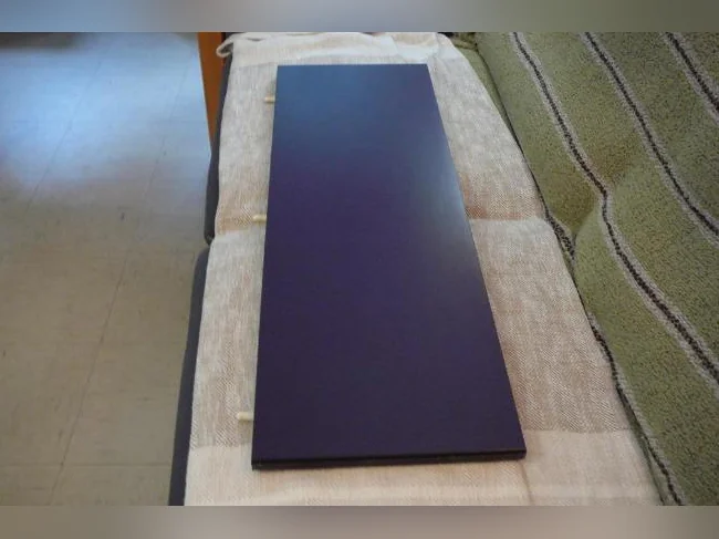Table en bois avec rallonge et 4 chaises en bois . thumbnail 5