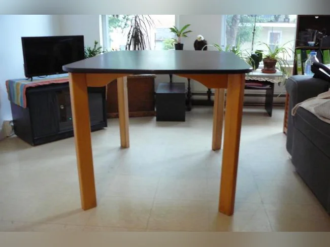 Table en bois avec rallonge et 4 chaises en bois . thumbnail 3