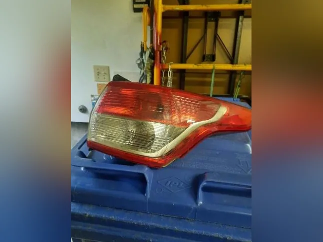 Feu arrière côté droit Ford escape 2013 à 2016 petite cassure