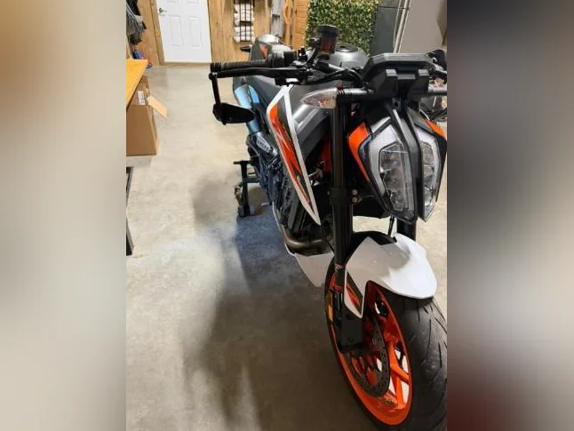 Moto KTM duke thumbnail 2
