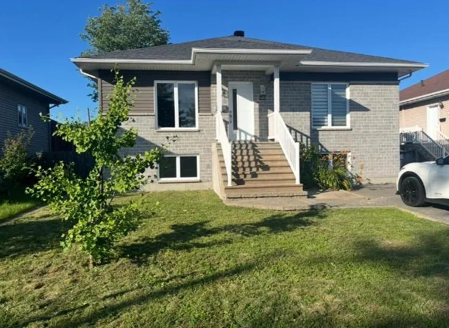 Maison semi détaché, 53 pieds x 18 pieds avec sous-sol 3 chambre à coucher