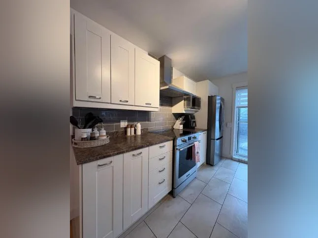 Maison semi détaché, 53 pieds x 18 pieds avec sous-sol 3 chambre à coucher thumbnail 2