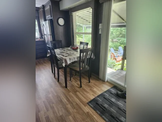 Roulotte Satellite CF3910 2018 + cabanon+gazebo + BBQ Coleman+foyer sur son site clé en main thumbnail 9