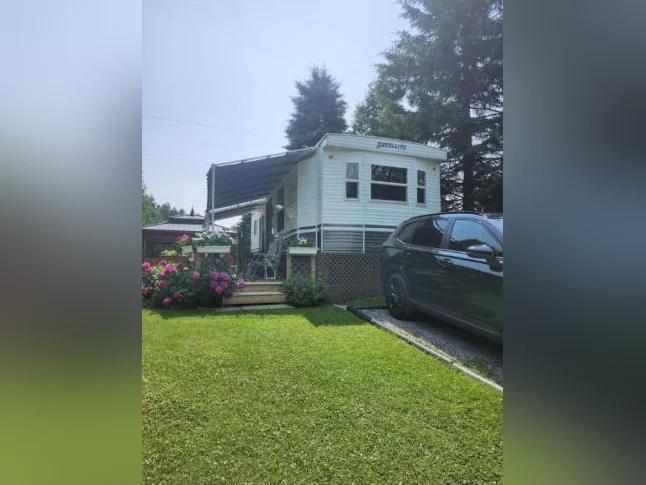 Roulotte Satellite CF3910 2018 + cabanon+gazebo + BBQ Coleman+foyer sur son site clé en main