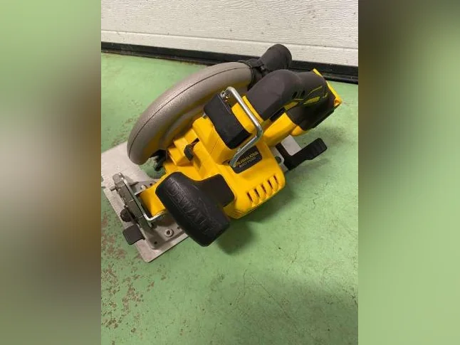 Scie circulaire Dewalt 20 volts 7 1/4po. (sans batterie)( nouveau prix) thumbnail 3