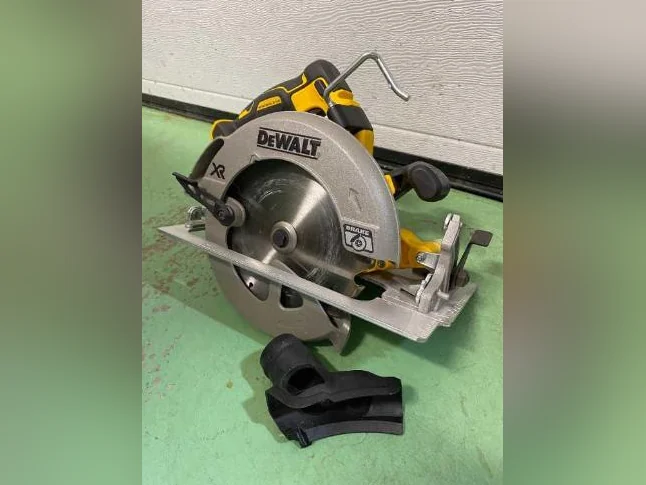 Scie circulaire Dewalt 20 volts 7 1/4po. (sans batterie)( nouveau prix)