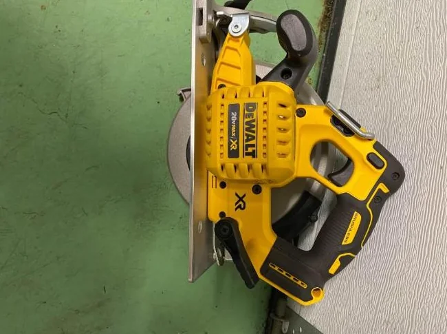 Scie circulaire Dewalt 20 volts 7 1/4po. (sans batterie)( nouveau prix) thumbnail 6