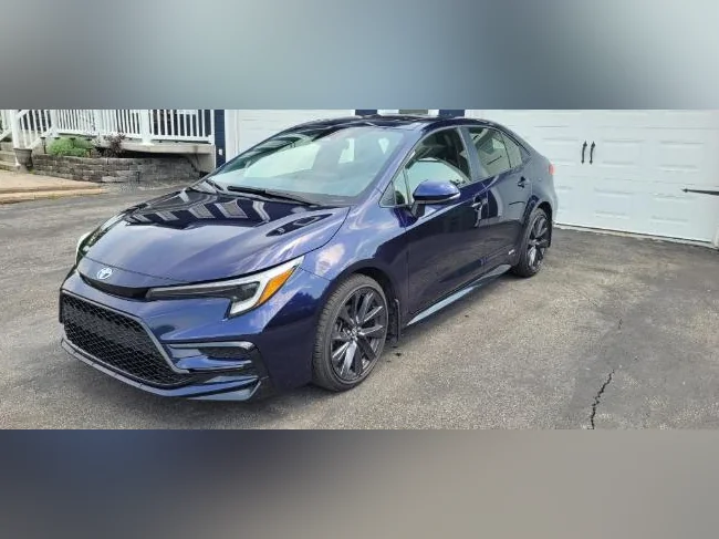 Toyota corolla 4x4 hybrid SE 2024 seulement 26000 kms comme neuf full garantie (lire texte)