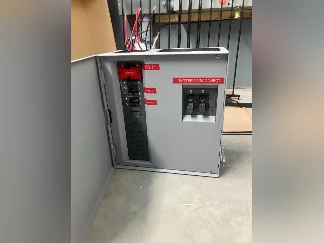 Système solaire complet Outback Power - Onduleur et Batteries