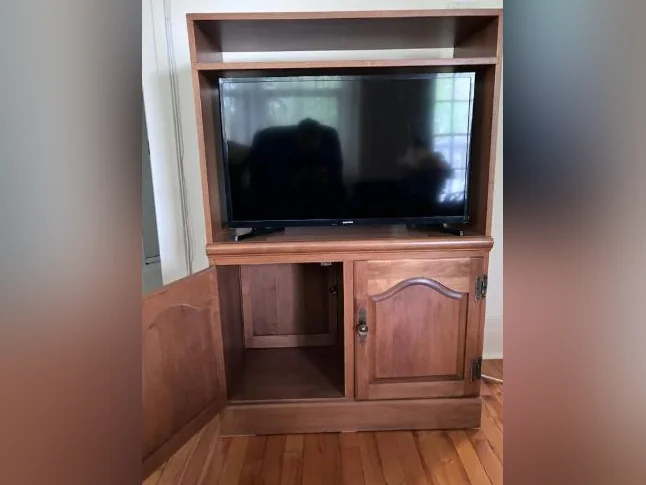 AUBAINE!! Beau meuble télé, pour le micro-ondes ou autre en bois franc thumbnail 2