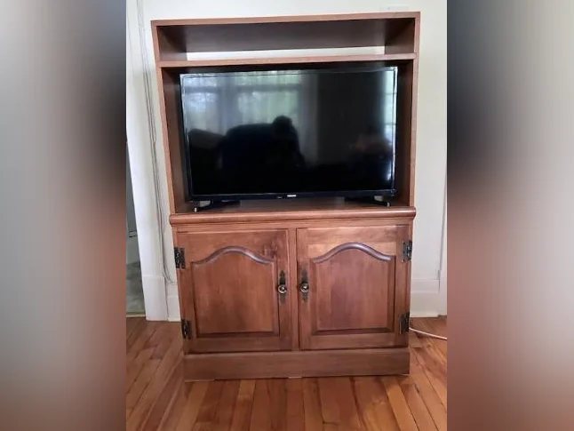 AUBAINE!! Beau meuble télé, pour le micro-ondes ou autre en bois franc
