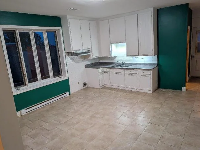 GRAND 6-1/2 A LOUER SPACIEUX ET LUMINEUX A SHAWINIGAN DISPONIBLE MAINTENANT CONTACTEZ-NOUS AU 514-377-7407 thumbnail 6