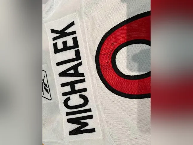JERSEY OFFICIEL NHL AUTOGRAPHIÉ MILAN MICHALEK (No 9) SÉNATEURS D’OTTAWA thumbnail 3