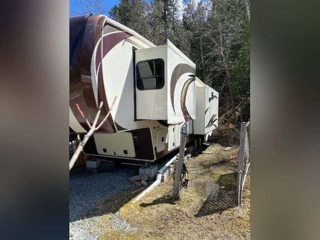 Fifth Wheel (caravane à sellette) a vendre thumbnail 2