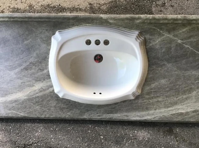 Comptoir et lavabo inclus