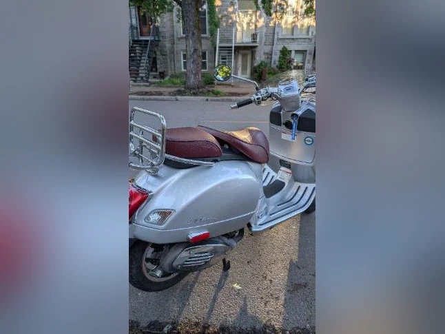 Piaggio Vespa GTS- GTV 300 de 2016 - Modèle Rare MAGNIFIQUE thumbnail 4