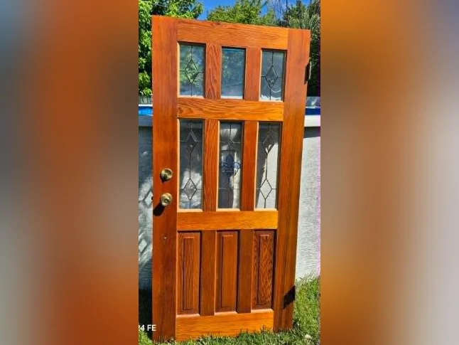 porte vintage massif avec de magnifique vitraux