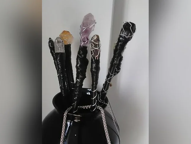 Wands de cristaux, pendentifs de quartz (pierres etc) * lire