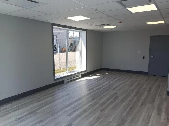 À louer | Local commercial polyvalent 475 pi² avec un entrepôt de 1408 pi² thumbnail 3