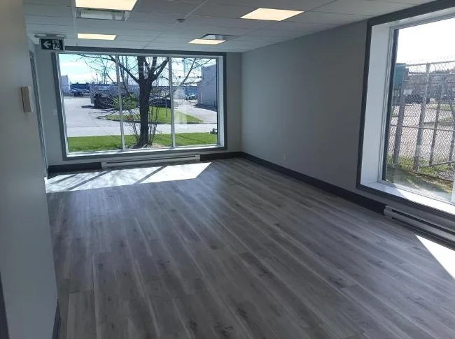 À louer | Local commercial polyvalent 475 pi² avec un entrepôt de 1408 pi² thumbnail 2