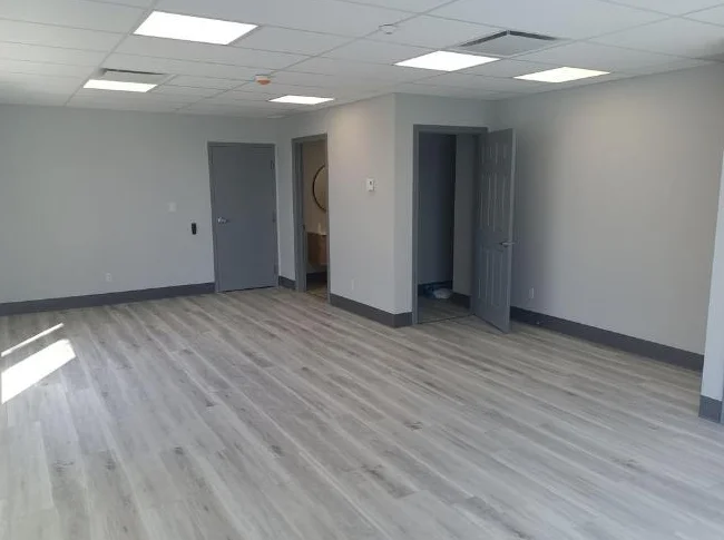 À louer | Local commercial polyvalent 475 pi² avec un entrepôt de 1408 pi² thumbnail 4