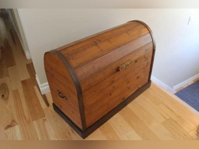 Coffre en bois, couvert rond , ultra propre, 130$ livré si…