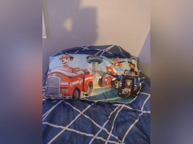 Jouets et, 2 kits (oreillers+draps + édredon) de par patrouille , van de pat patrouille,camion pompier,2 poufs ,blocs