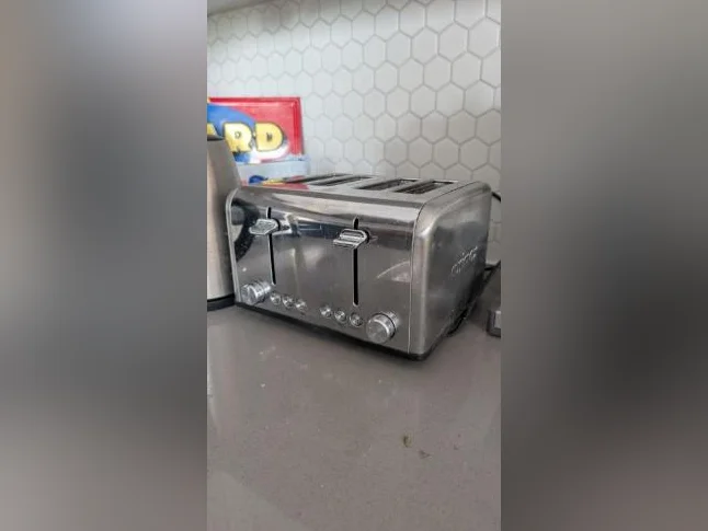 Petits Électroménagers de la cuisine : 1 Grille-Pain, 1 Bouilloire, 1 Micro-Onde