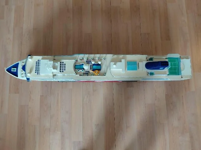 Maquette de bateau de croisière grand format et très détaillée thumbnail 2