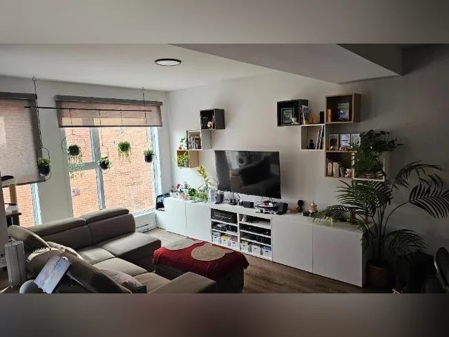 Condo 3 1/2 très lumineux, 5 électro + station. int. thumbnail 3
