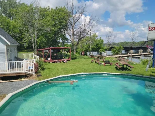 Airbnb à vendre : Cabine flottante de style glamping insolite idéalement située en Montérégie thumbnail 10