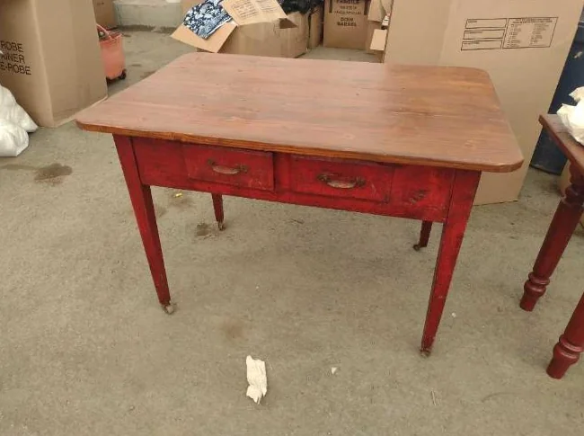 Table style antique en tres bonne condition