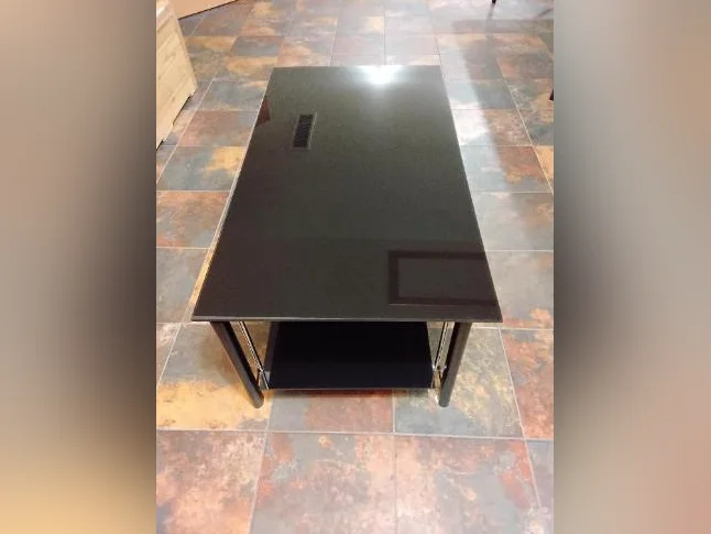 Table de salon en vitre et métal