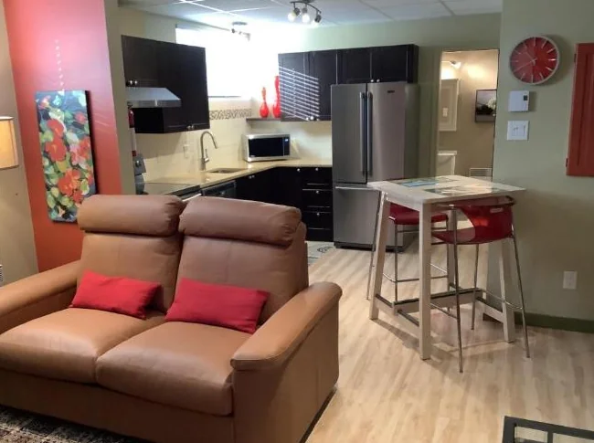 Centre Ville , Walk to Parliament, FURNISHED, Equiped, All included thumbnail 6