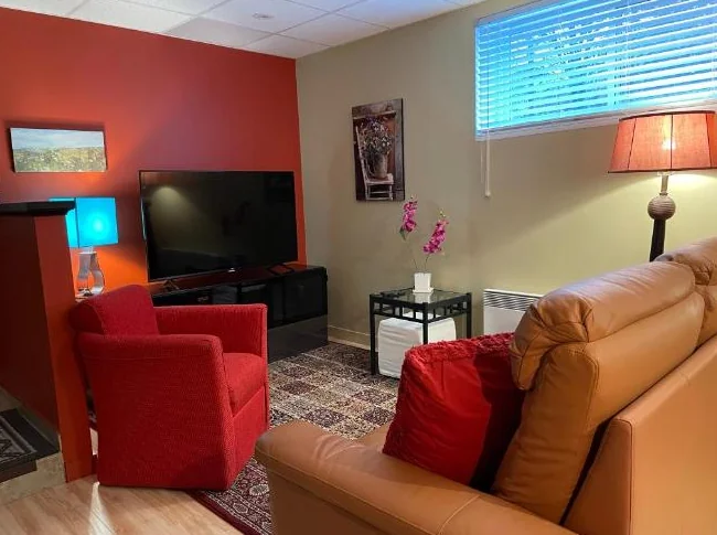 Centre Ville , Walk to Parliament, FURNISHED, Equiped, All included thumbnail 2