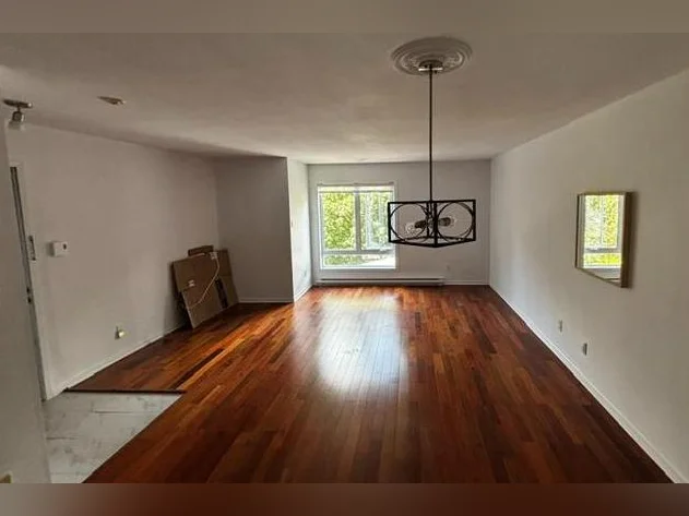 Condo à louer à Boucherville dans un jardin avec piscine!