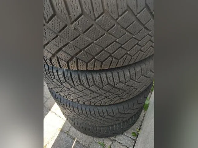 255-40R21x4 pneus hiver Continental Viking Contact comme neufs.