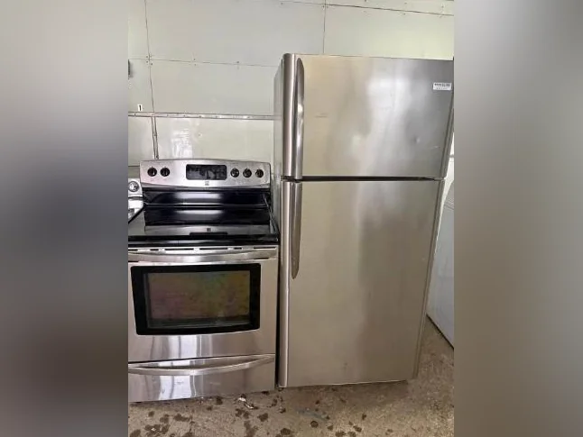 A vendre Réfrigérateurs et cuisinière inox thumbnail 2