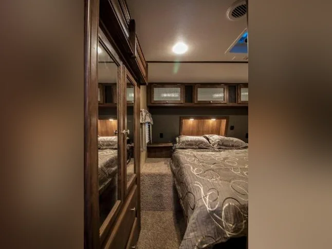 Roulotte Sprinter 312 MLS de 31 pieds 2017 - Camping Chutes aux Iroquois à Labelle thumbnail 4