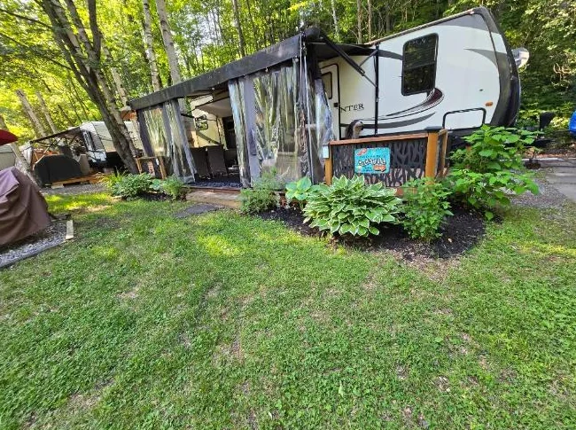 Roulotte Sprinter 312 MLS de 31 pieds 2017 - Camping Chutes aux Iroquois à Labelle thumbnail 2